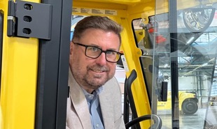 Karsten Groß, Bürgermeister von Mörfelden-Walldorf im Customer Experience Center, Hyster Yale (Bild: Hyster-Yale Deutschland)